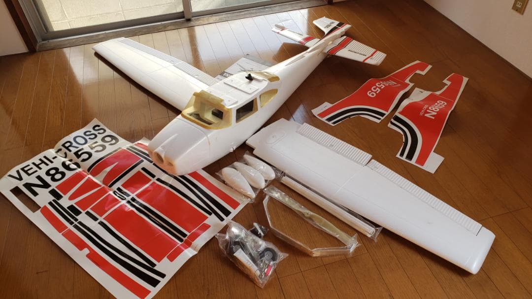 大型 セスナ機 硬質発砲製 動力ユニット、サーボ付　新品未組立品