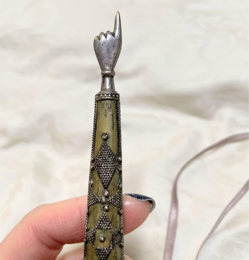 トルクメニスタン トルクメン 装飾品 経典などを指す道具