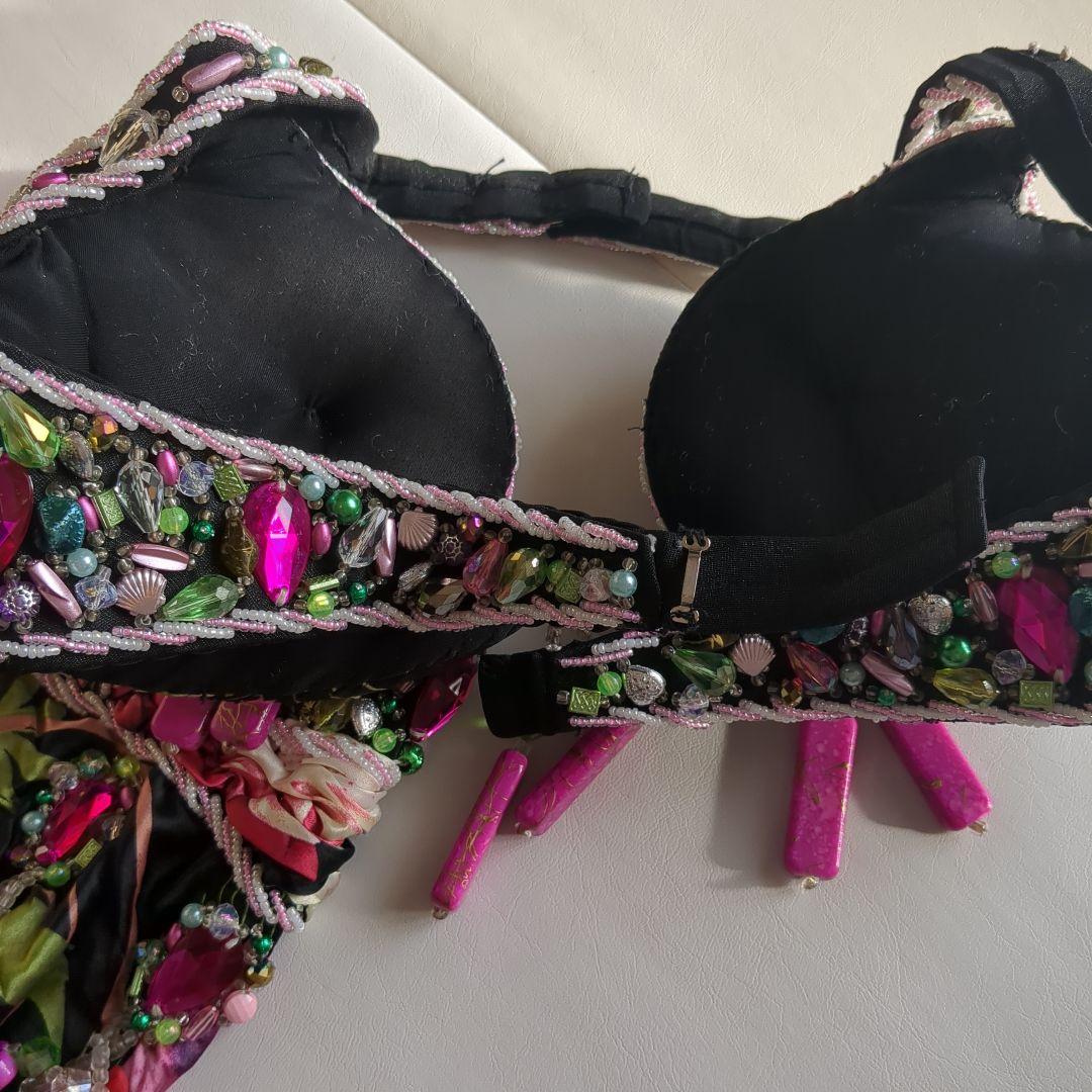 ベリーダンス衣装 黒×赤系花柄 豪華デザイン 側面スリット