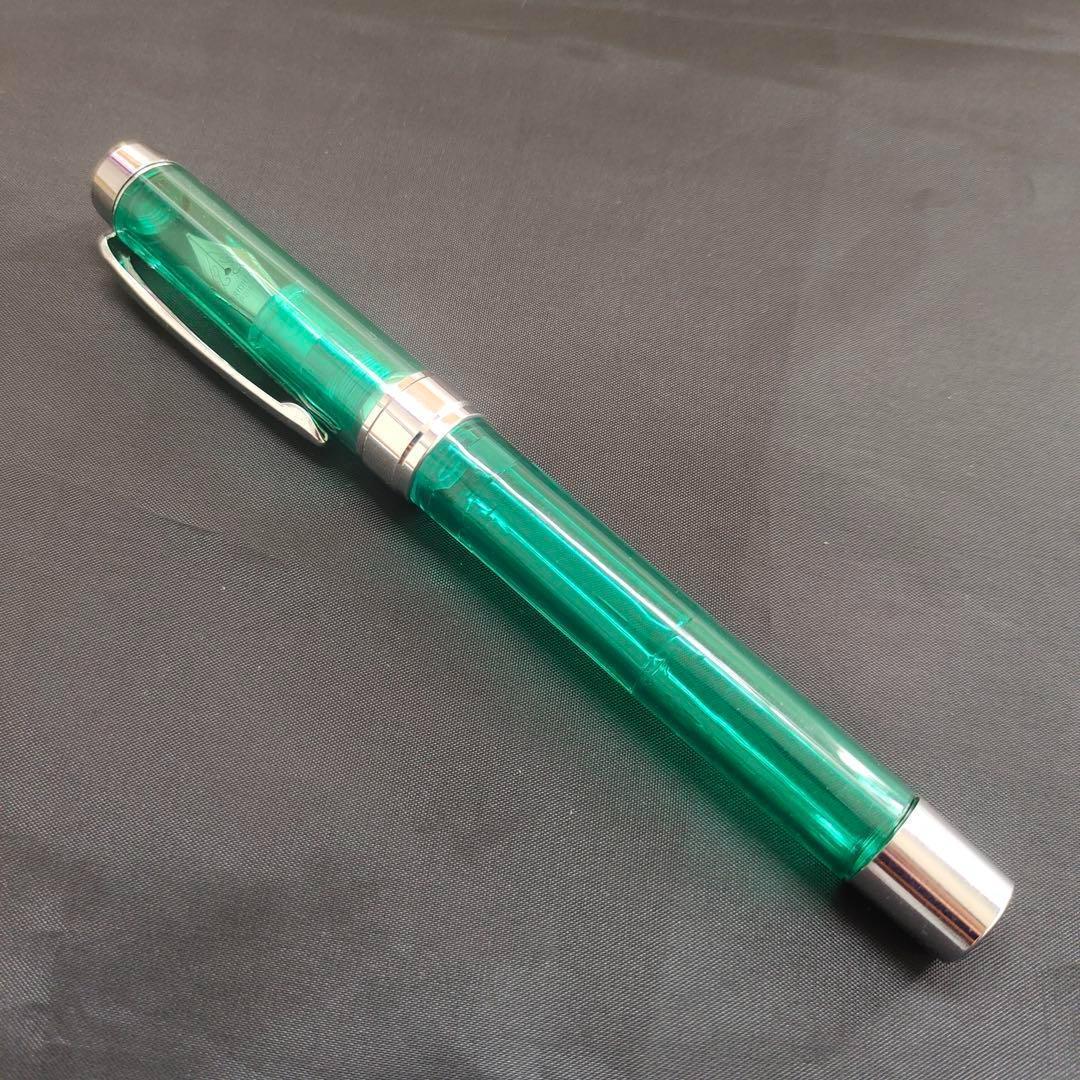 @透明な緑色の万年筆