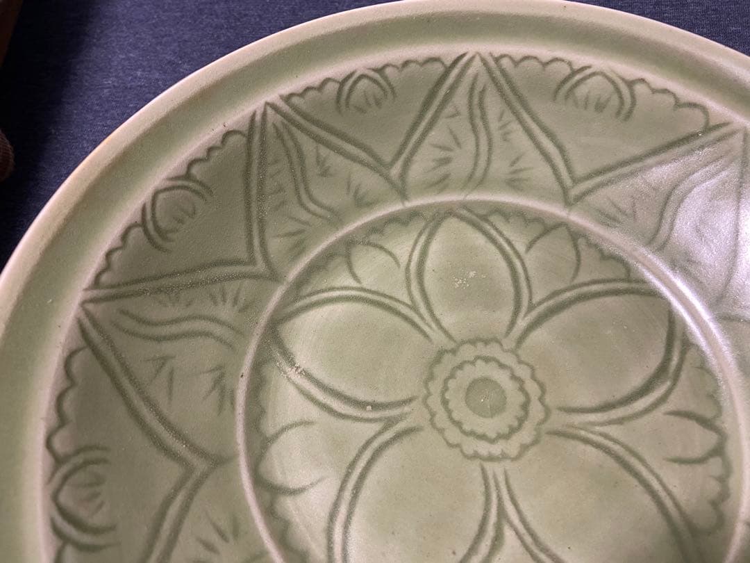 中国古美術品　宋時代　青磁刻花 中皿　22cm 龍泉窯　合箱あり