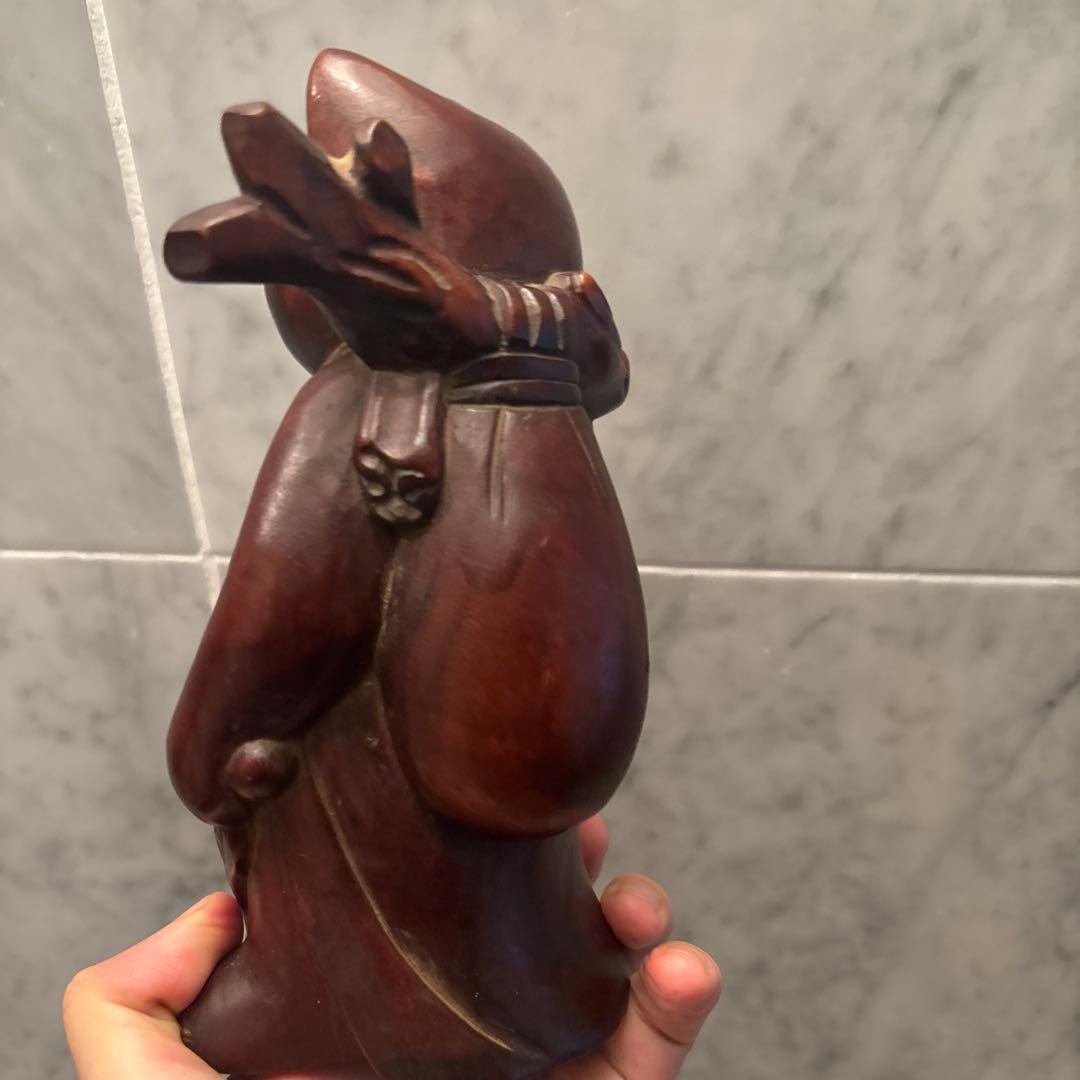 アンティーク平和的な笑顔で幸せやお金を招く一刀彫の布袋さんの猫の彫刻オブジェ