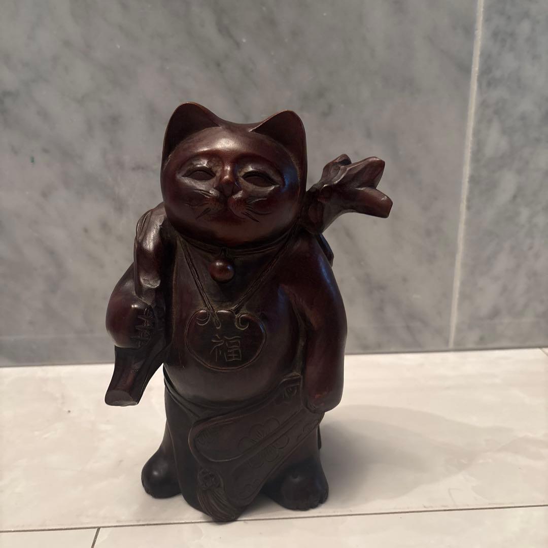 アンティーク平和的な笑顔で幸せやお金を招く一刀彫の布袋さんの猫の彫刻オブジェ