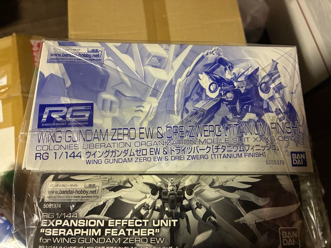 RG ウイングガンダムゼロEW チタニウムフィニッシュ&セラフィムフェザー