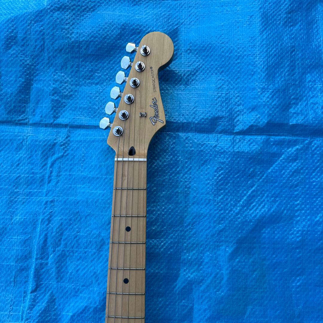 レッドエレキギター シングルコイル搭載