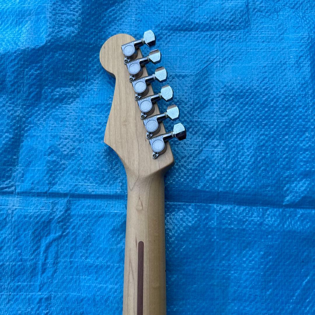 レッドエレキギター シングルコイル搭載