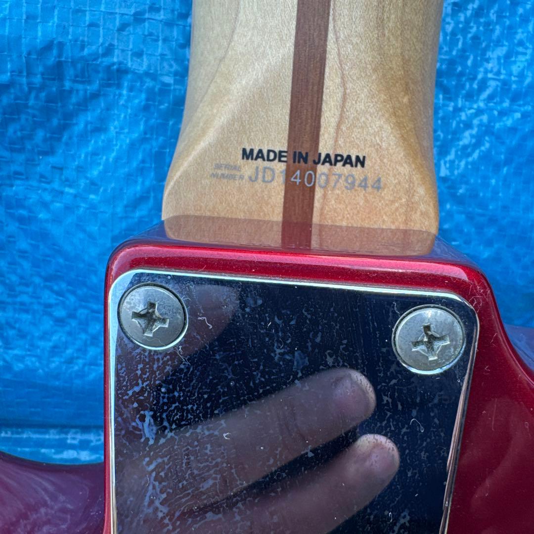 レッドエレキギター シングルコイル搭載