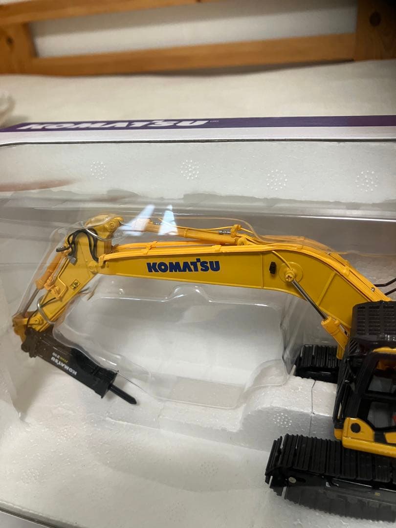 新品ミニチュア　コマツPC210LC-11 ブレーカー　建設機械　完成品