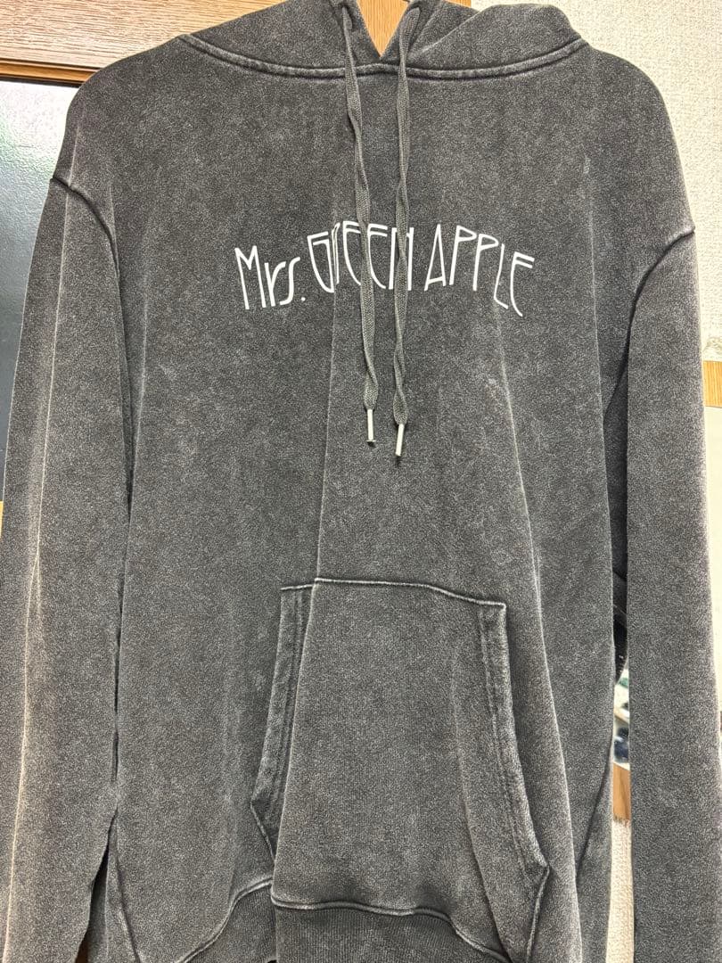 Mrs. GREEN APPLE フーディー【金テープ付き】