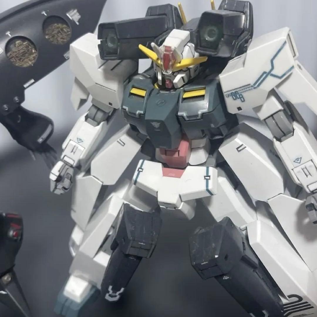 組み立てジャンク品(旧)1/100セラヴィーガンダムと HG1/144キュベレイ