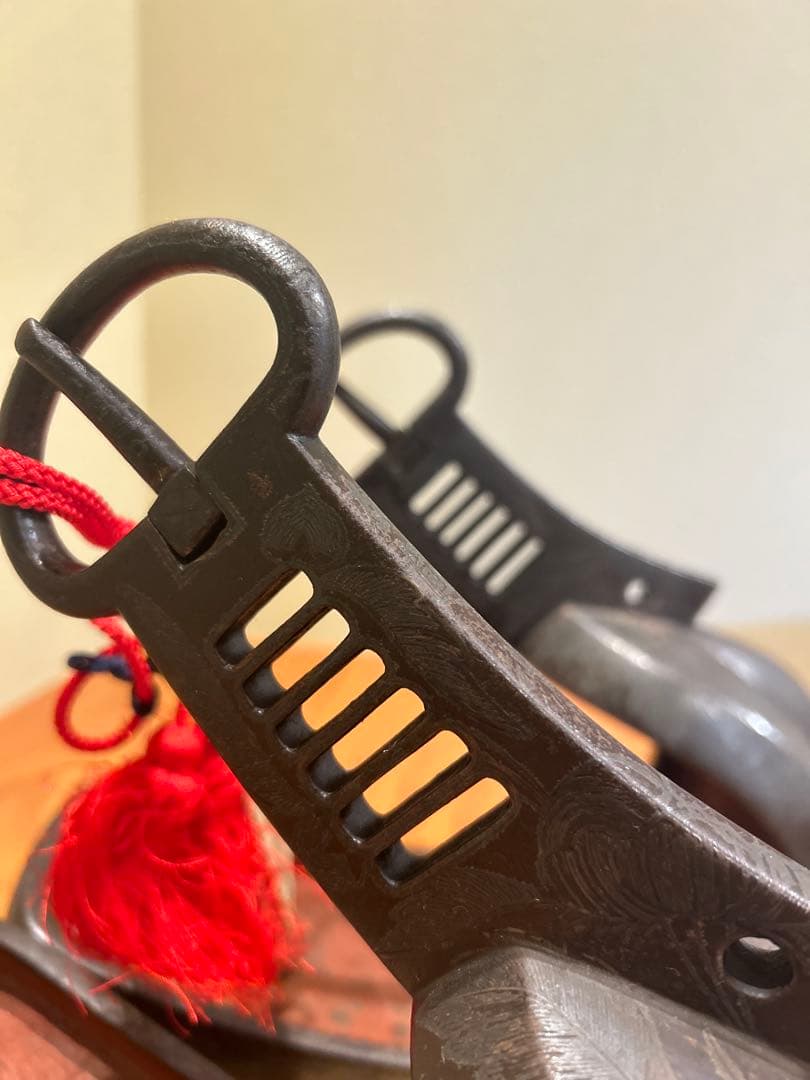 鎧あぶみ　銀象嵌伝統的な日本の鉄製置物