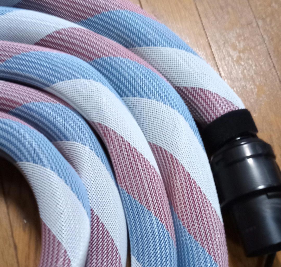 マキタ集塵機用スパイラルホース　内径28ｘ5ｍ白赤青カバー付!割れないプラグ