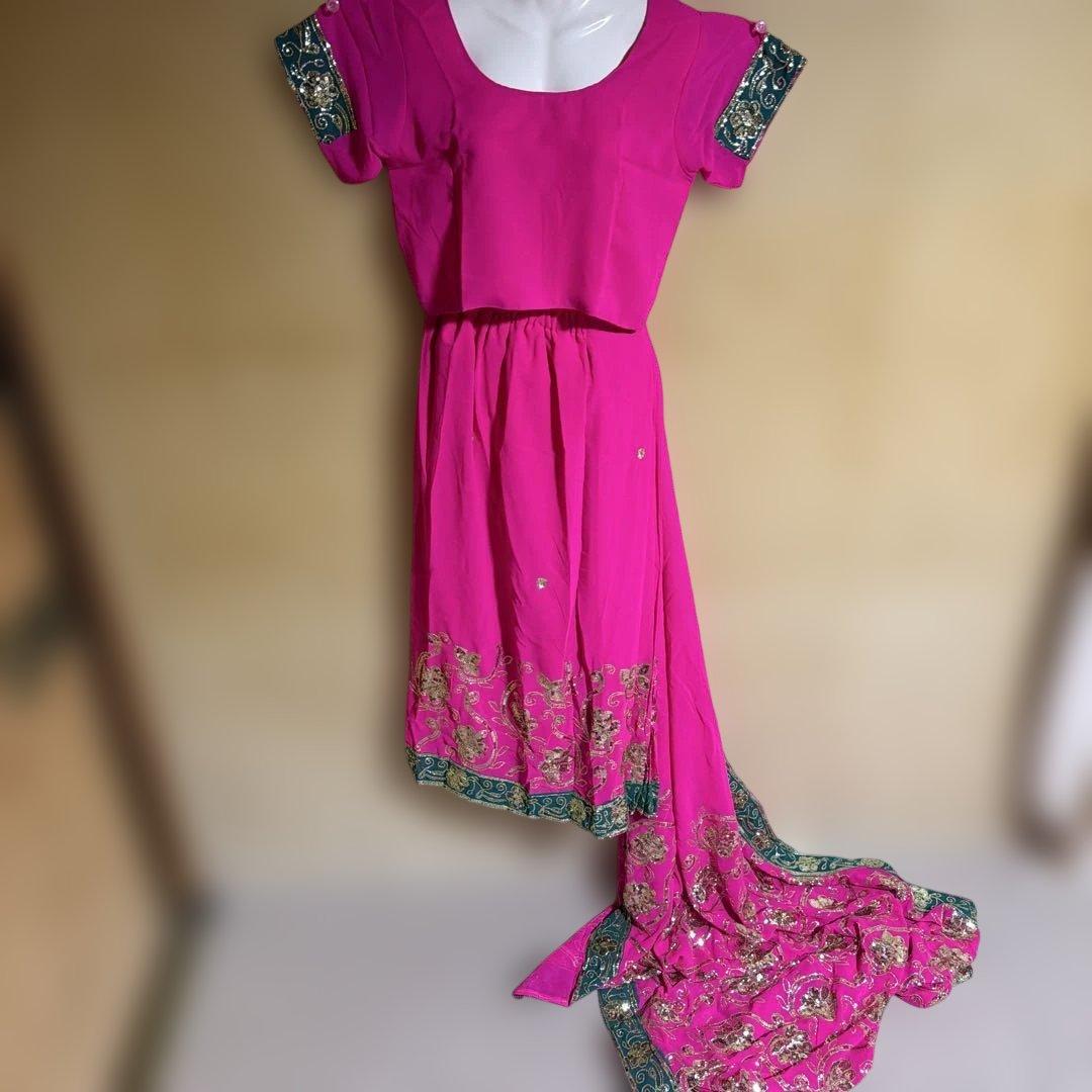 ピンクの刺繍入りダンス衣装