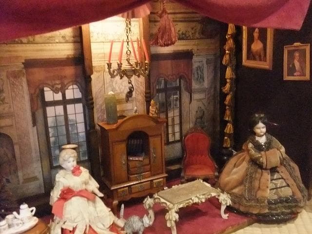 ビクトリアン人形と家具セット　ドールハウス　灯りも点きます