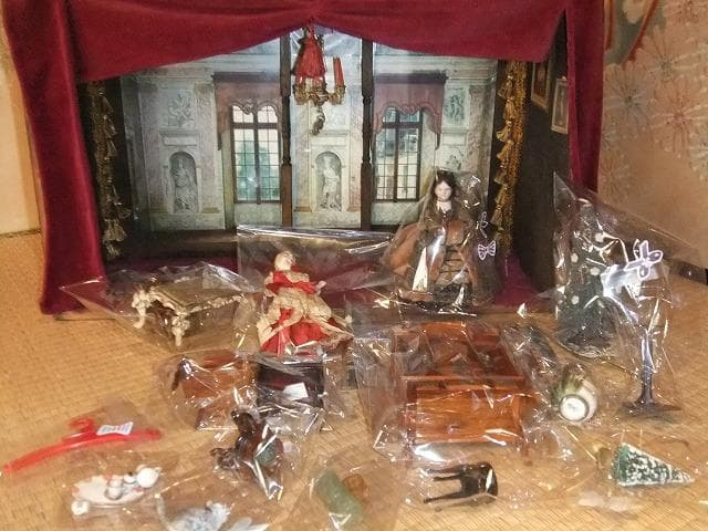 ビクトリアン人形と家具セット　ドールハウス　灯りも点きます