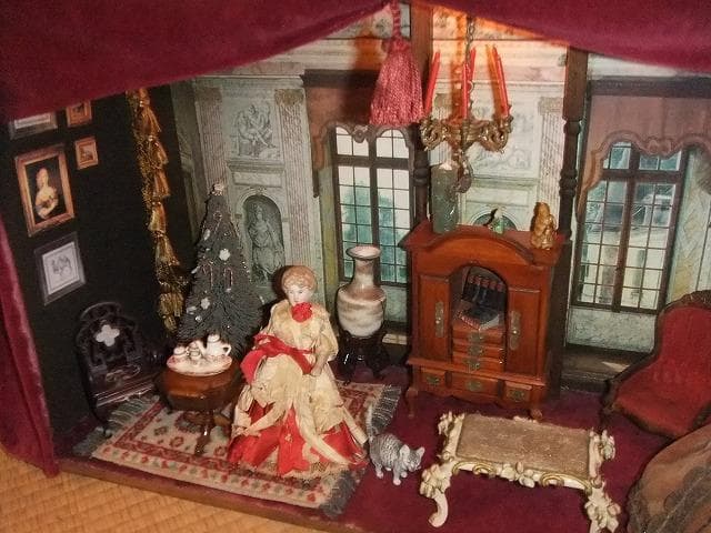 ビクトリアン人形と家具セット　ドールハウス　灯りも点きます