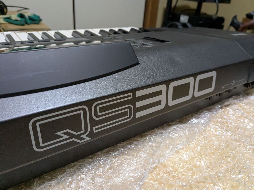 ヤマハ QS300 シンセサイザー USED美品　浅倉大介氏サイン入り