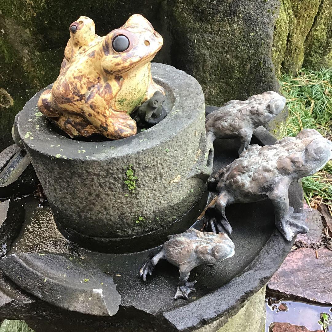 茶引き石臼　破損　庭オブジェ　銅引蛙付
