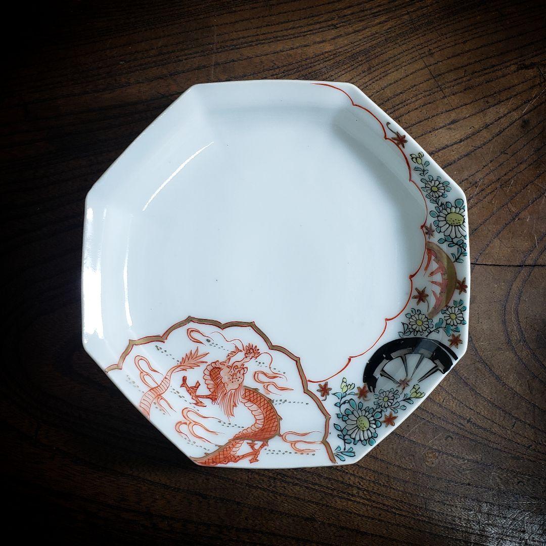 八角皿　古伊万里　菊文様　御所車　車輪　龍　竜　雲竜　明治　色絵付　赤絵　ロ号