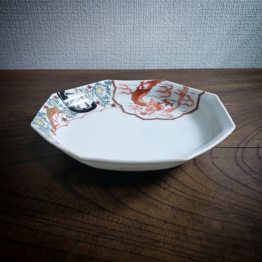 八角皿　古伊万里　菊文様　御所車　車輪　龍　竜　雲竜　明治　色絵付　赤絵　ロ号