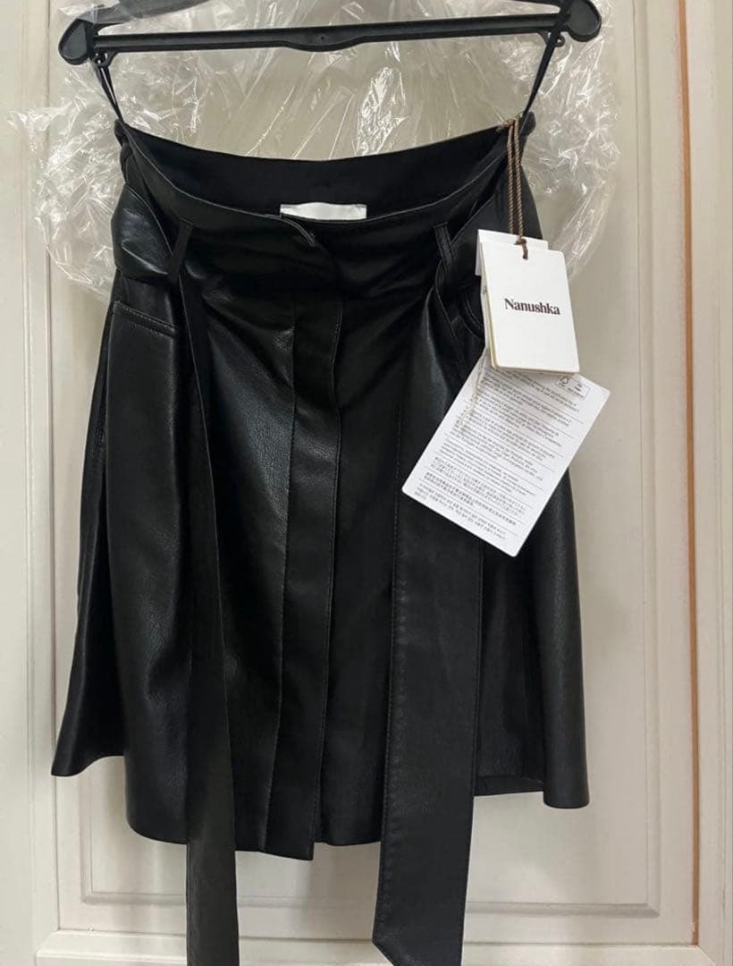 滝沢眞規子さん愛用【現行モデルNANUSHKAベルテッドAラインスカートBK】