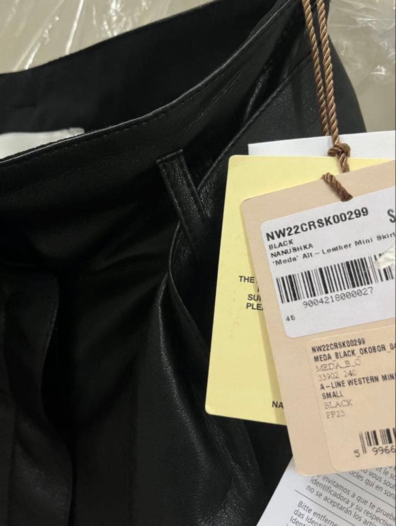 滝沢眞規子さん愛用【現行モデルNANUSHKAベルテッドAラインスカートBK】