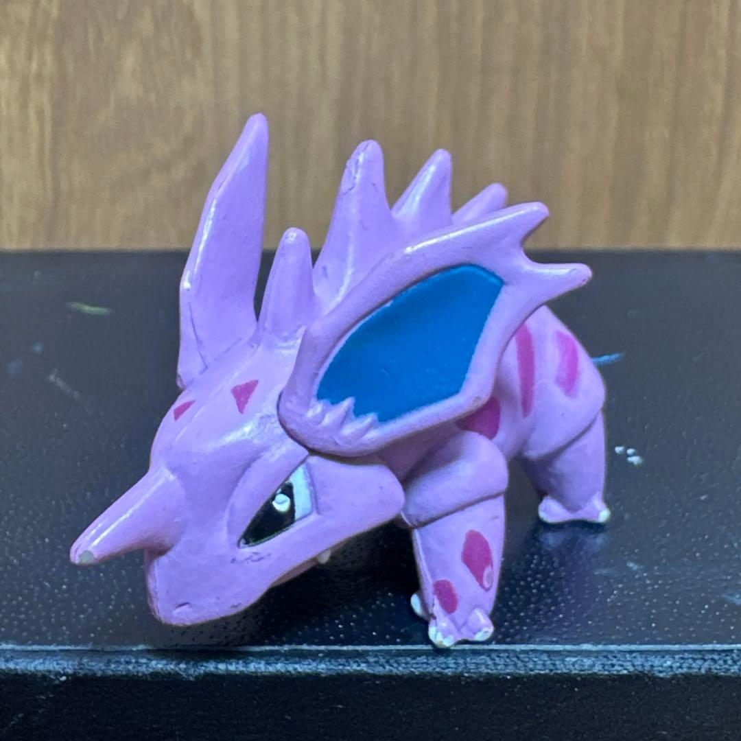 ポケモン　モンコレ　ニドラン♀ ニドリーノ