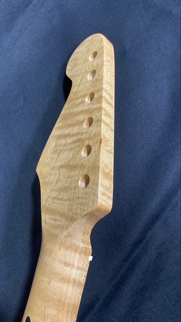 新品　ストラトキャスター エレキギター用ネック カナダ産１ピースフレイムメイプル