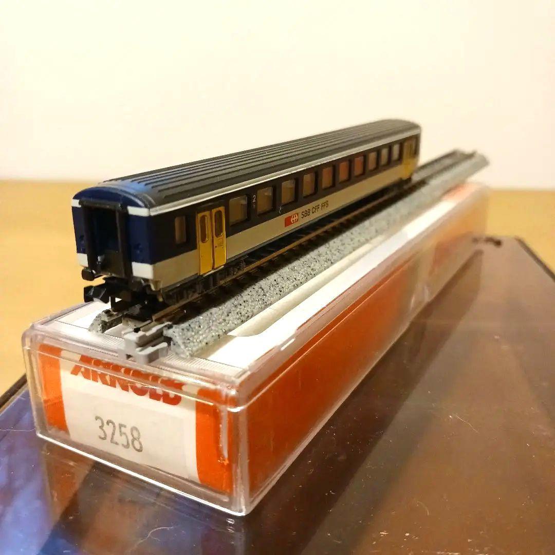 Nゲージ Fleischmann 電気機関車 及び Arnold 客車４両セット