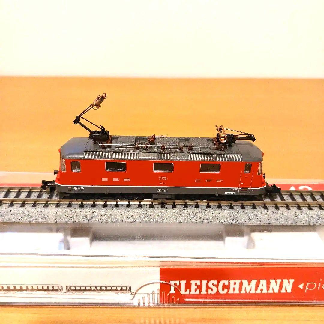 Nゲージ Fleischmann 電気機関車 及び Arnold 客車４両セット