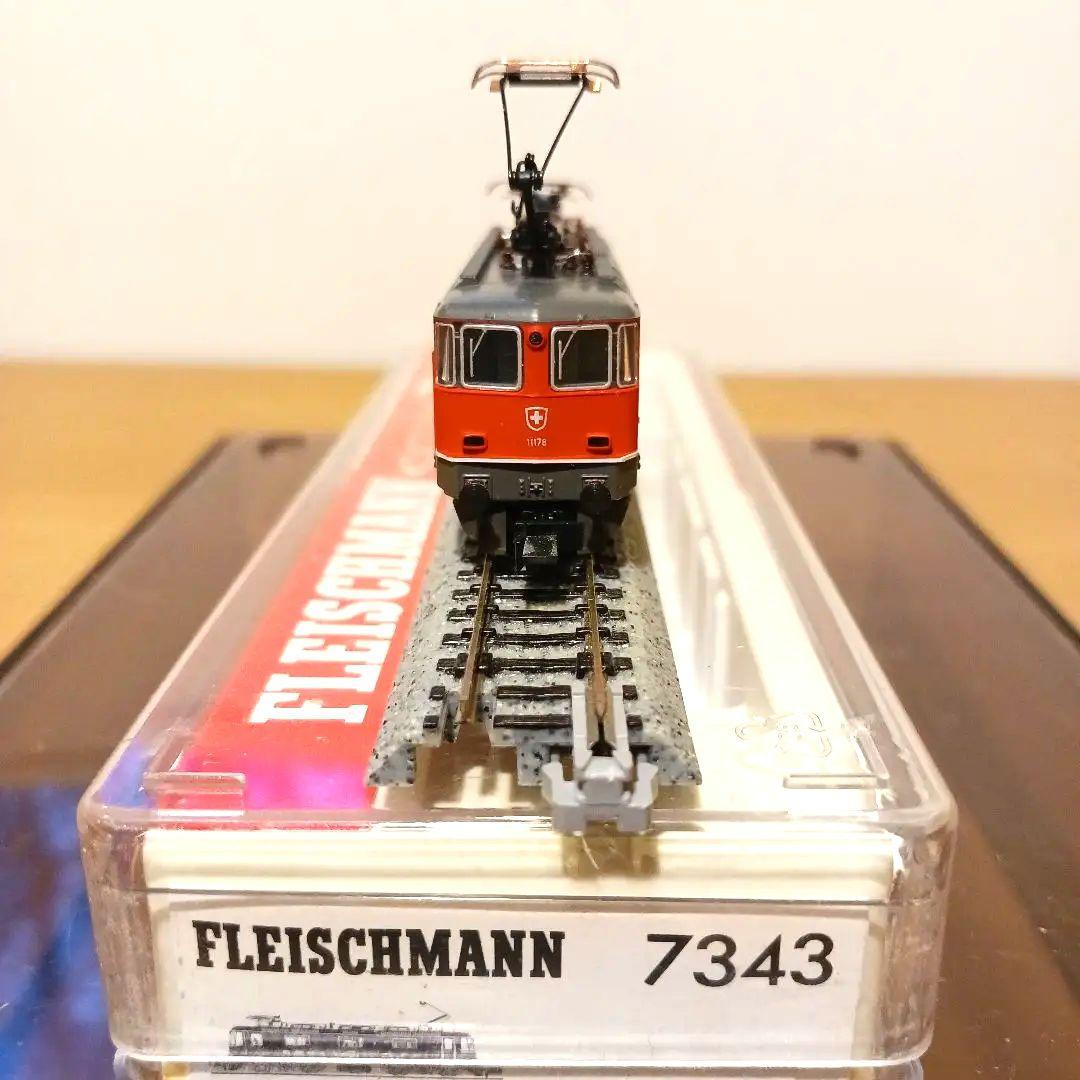 Nゲージ Fleischmann 電気機関車 及び Arnold 客車４両セット