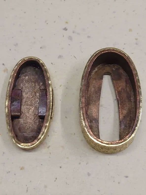 縁頭、銅地台に金着せ布目模様、