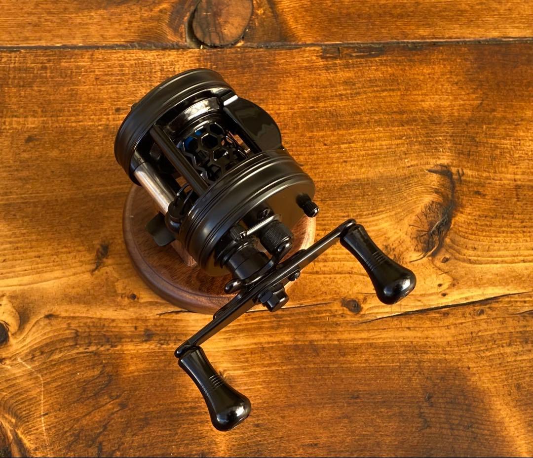 新品未使用　トラウト　ベイトリール　丸型　リール　ブラック×ブラック　渓流釣り