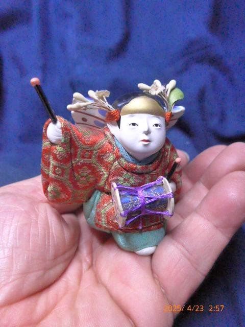 テコチチ　素晴らしい時代人形です。春山作　古いものす。元箱、台付