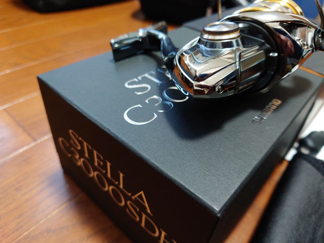 14ステラC3000SDH リールフットの塗装にキズあり写真の白◯を確認下さい