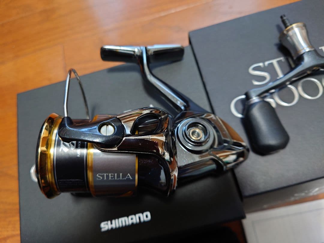 14ステラC3000SDH リールフットの塗装にキズあり写真の白◯を確認下さい