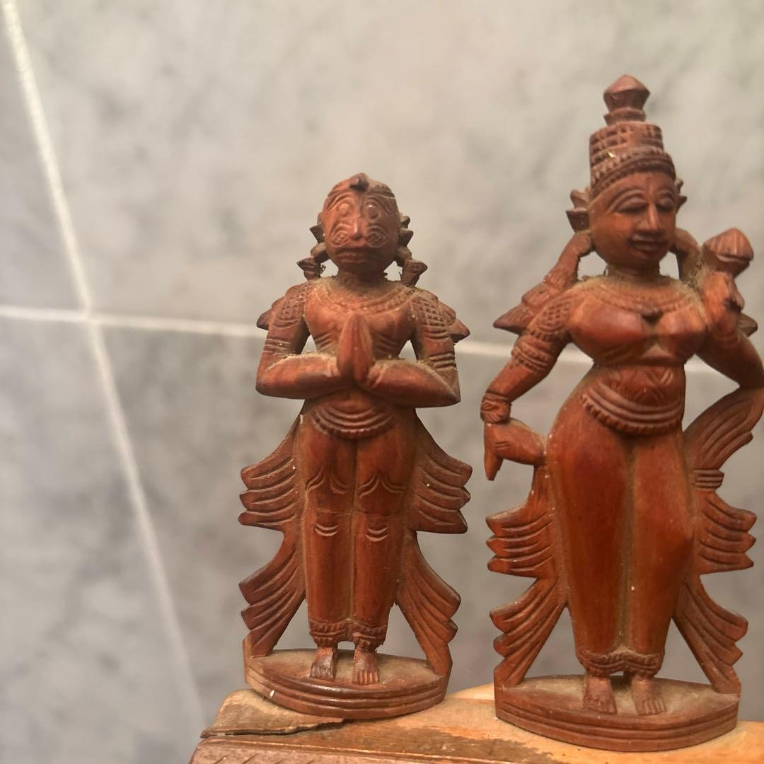 アンティーク　精巧に彫られ芸術的で威厳のある神々の一刀彫の彫刻オブジェ