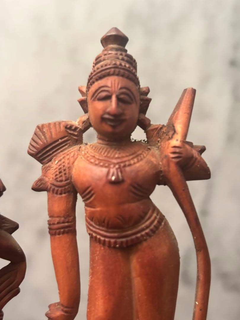 アンティーク　精巧に彫られ芸術的で威厳のある神々の一刀彫の彫刻オブジェ