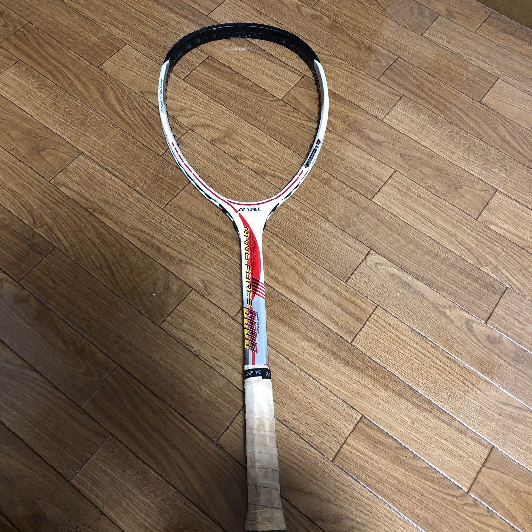 ミズノのラケット２本、ヨネックスのラケット２本