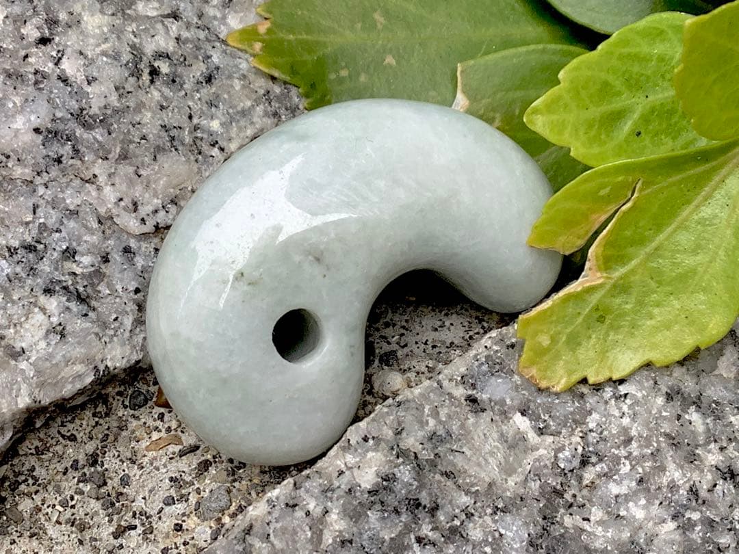 鑑定機関鑑別書付で9800円‼️ 糸魚川翡翠勾玉ジェダイト　特別安価の1点です‼️