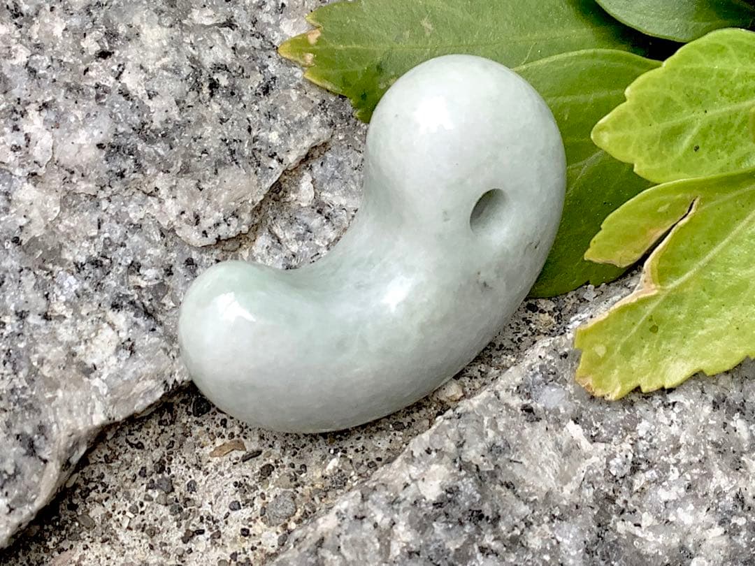 鑑定機関鑑別書付で9800円‼️ 糸魚川翡翠勾玉ジェダイト　特別安価の1点です‼️