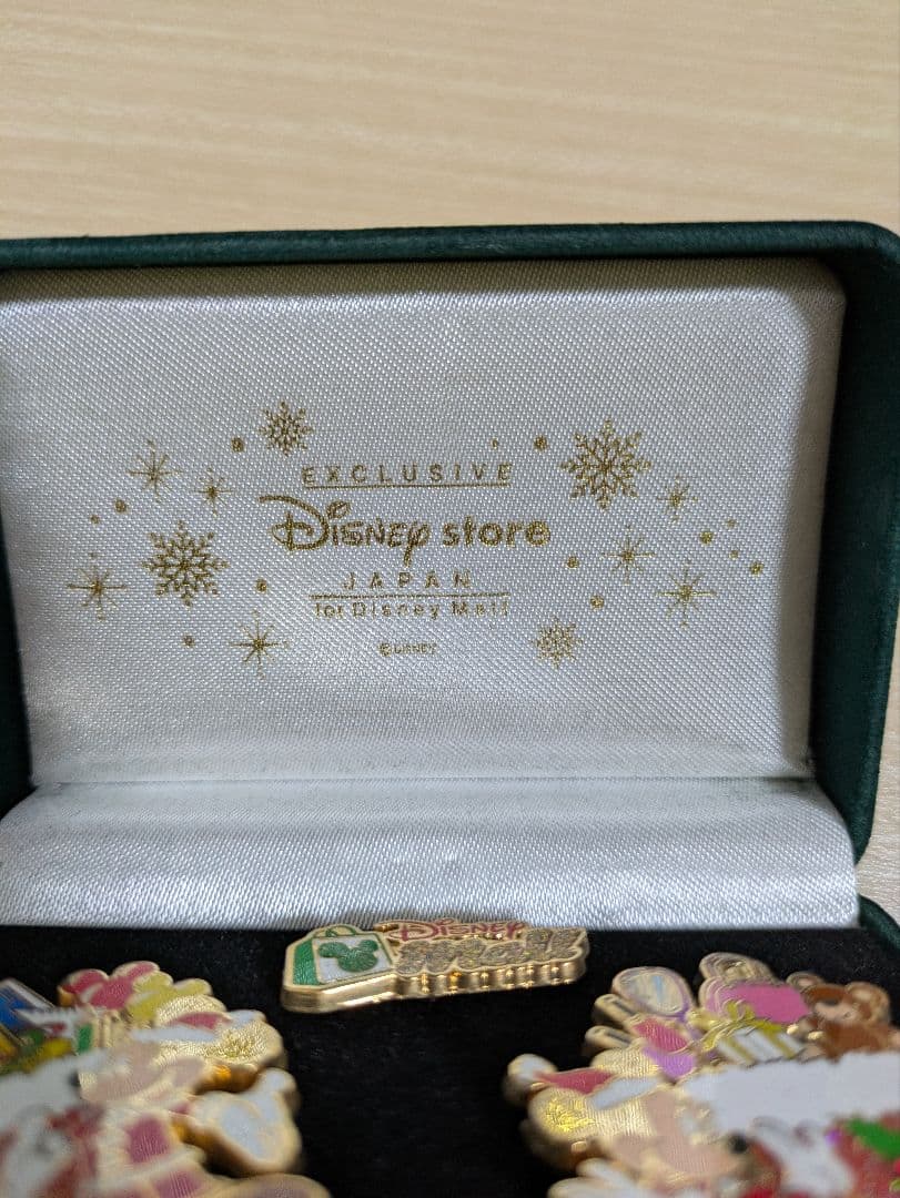 ミッキー＆ミニー ピンバッジセット ディズニーストア　2005年