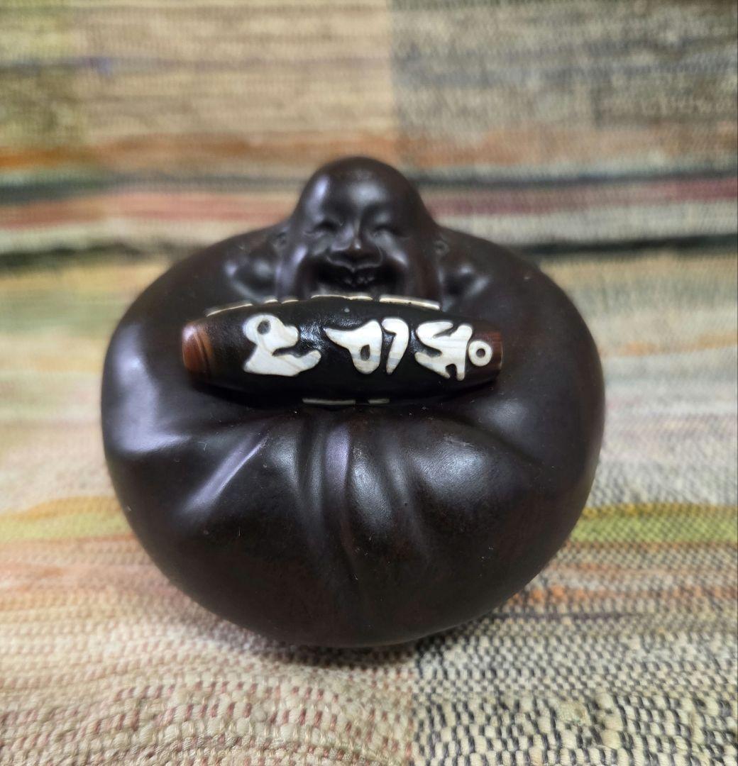 882　天珠　 卍六字真言天珠　梵字　彫刻　凸凹　貴重　珍品　dzibeads！