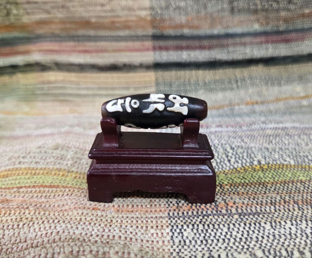 882　天珠　 卍六字真言天珠　梵字　彫刻　凸凹　貴重　珍品　dzibeads！