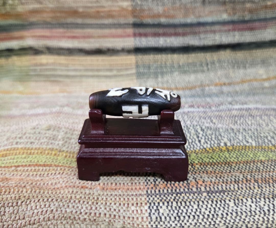 882　天珠　 卍六字真言天珠　梵字　彫刻　凸凹　貴重　珍品　dzibeads！