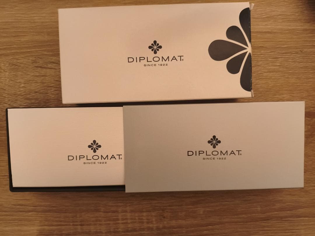 DIPLOMAT AERO(アエロ)ボールペン マットシルバー　ギフトボックス付