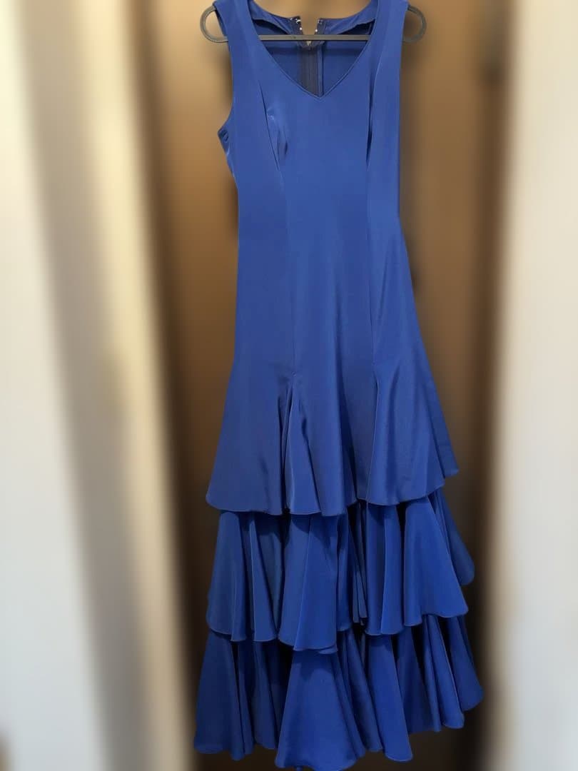 青いフリルロングドレス