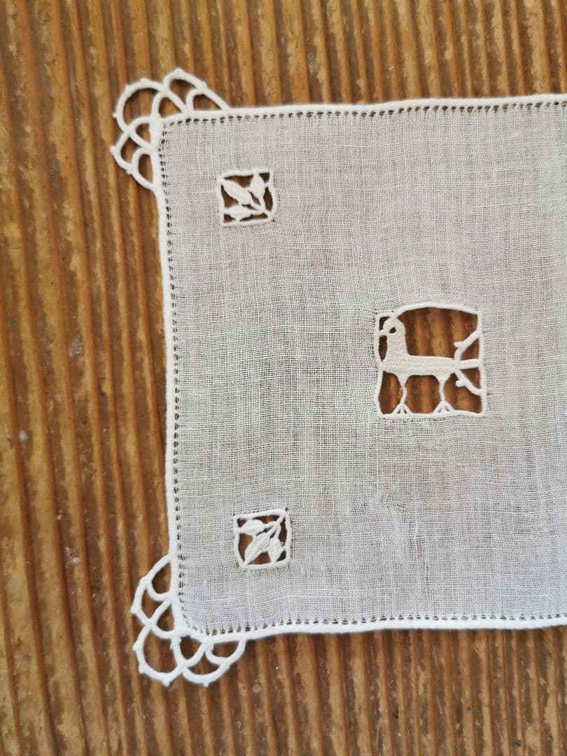 アンティーク レティシアレース刺繍 鳥と三つ葉のニードルワーク リネンドイリー