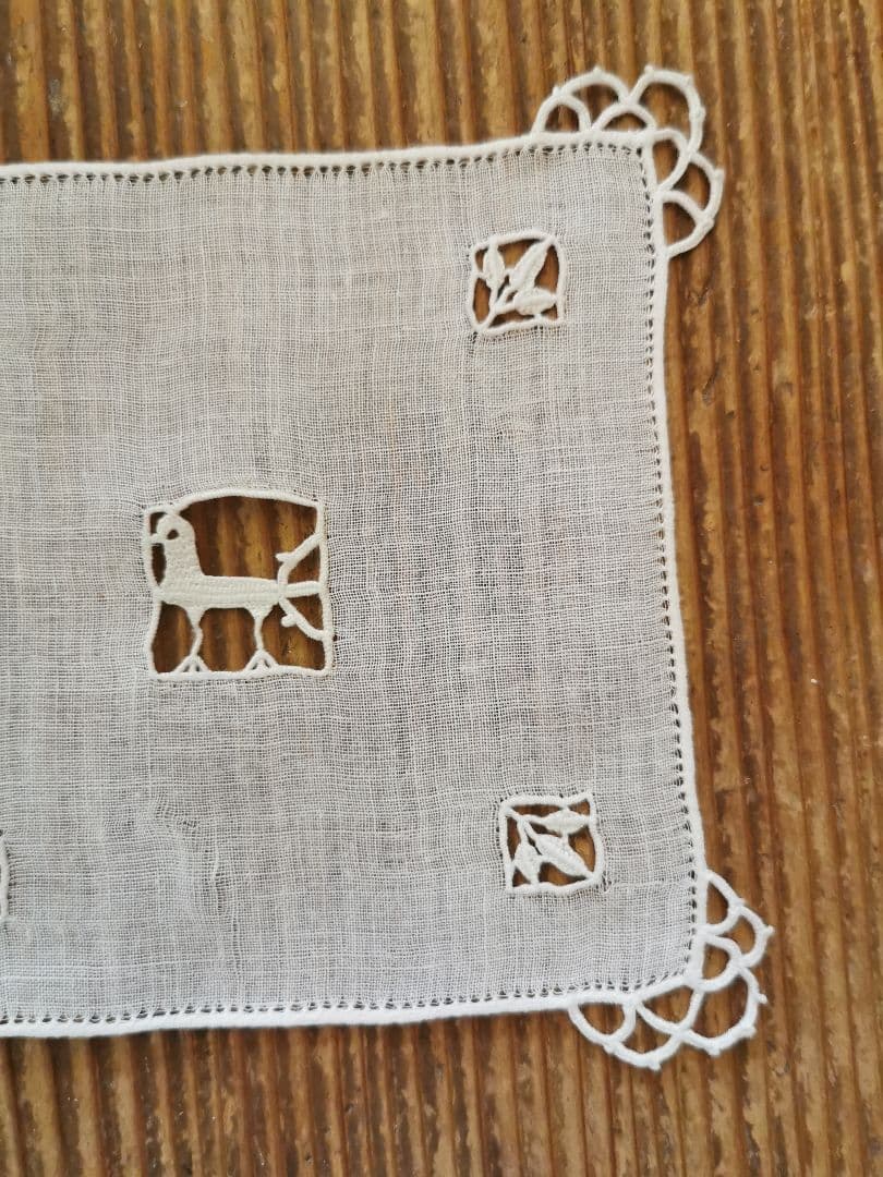 アンティーク レティシアレース刺繍 鳥と三つ葉のニードルワーク リネンドイリー