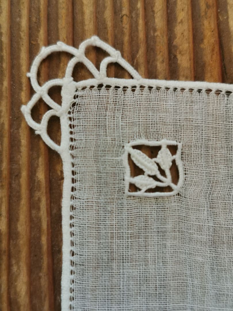 アンティーク レティシアレース刺繍 鳥と三つ葉のニードルワーク リネンドイリー